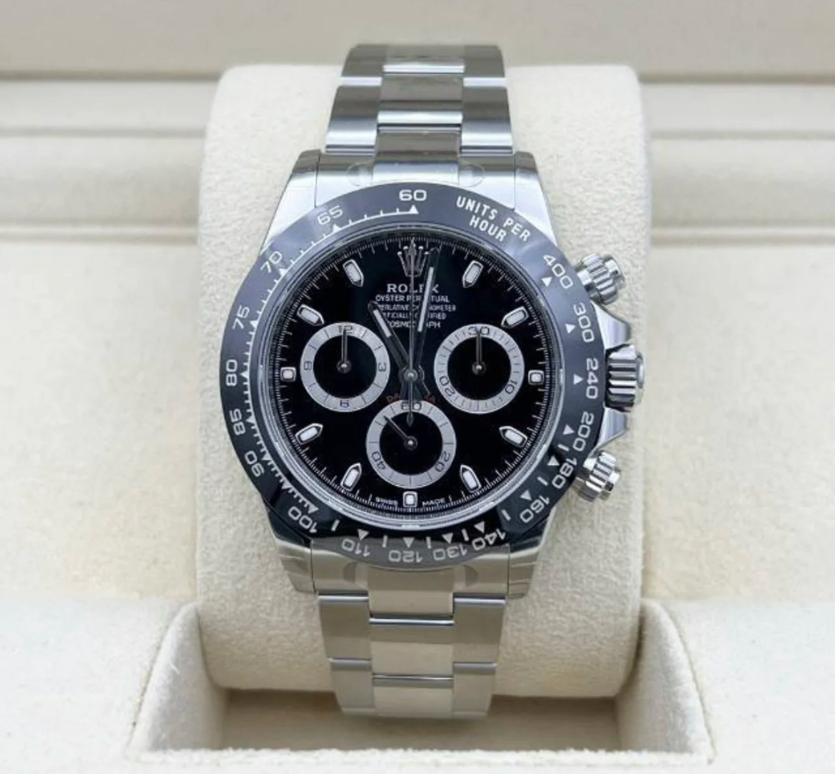 Customer with replica timepiece in Central